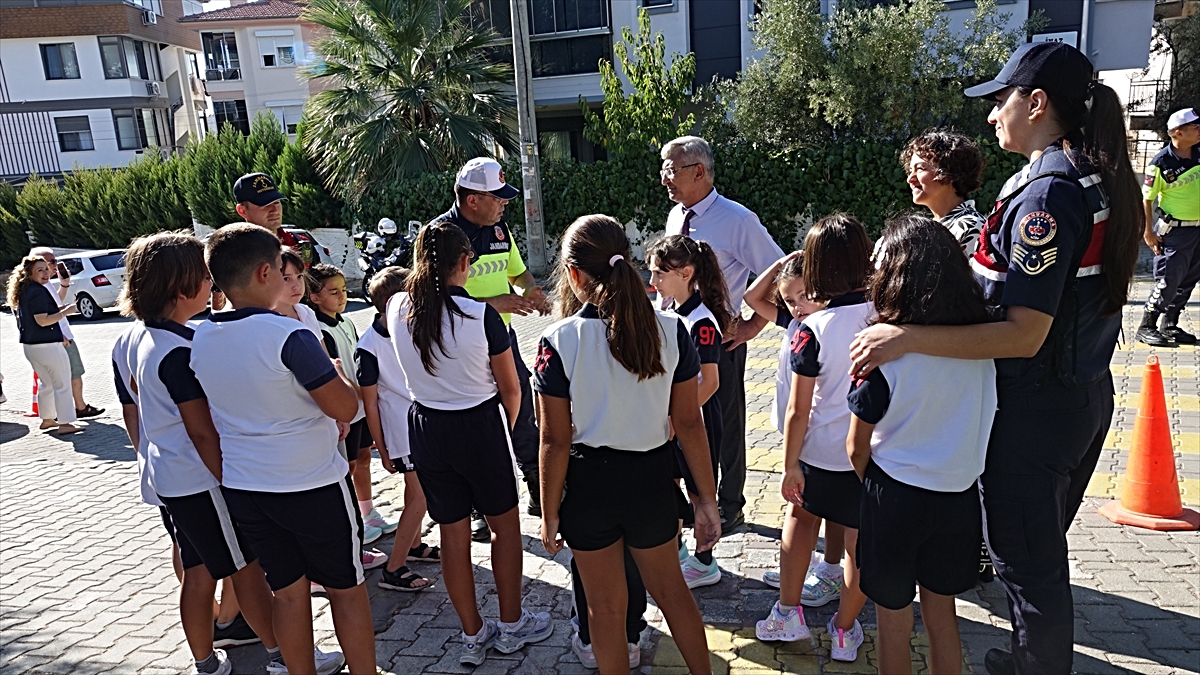 Balıkesir'de jandarmadan okul servislerine denetim ve öğrencilere yaya eğitimi