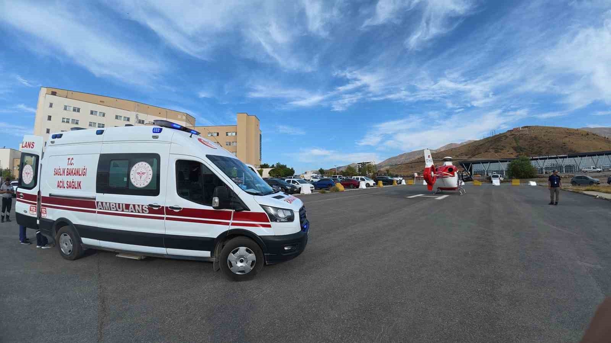 Bitlis'te doğumsal kalp rahatsızlığı olan 1 günlük bebek helikopter ambulansla Van'a sevk edildi