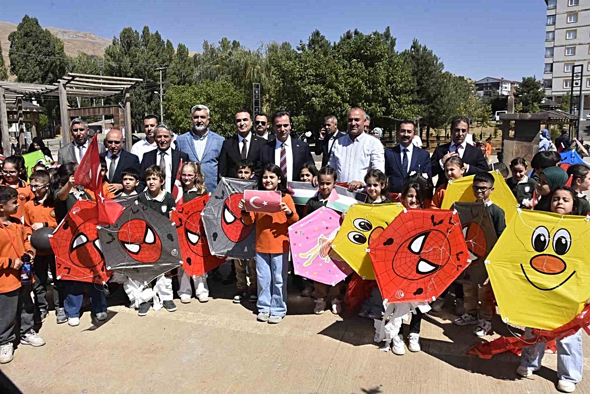 Bitlis’teki çocuklar Gazze’deki akranları için uçurtmalarını gökyüzüne bıraktı