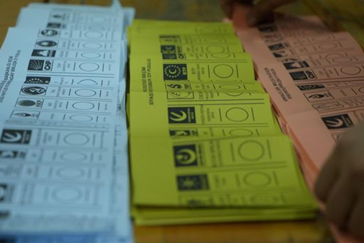 Büyükşehir belediye başkanları anketinde dikkat çeken sonuç! İlk iki sıra aynı partiden