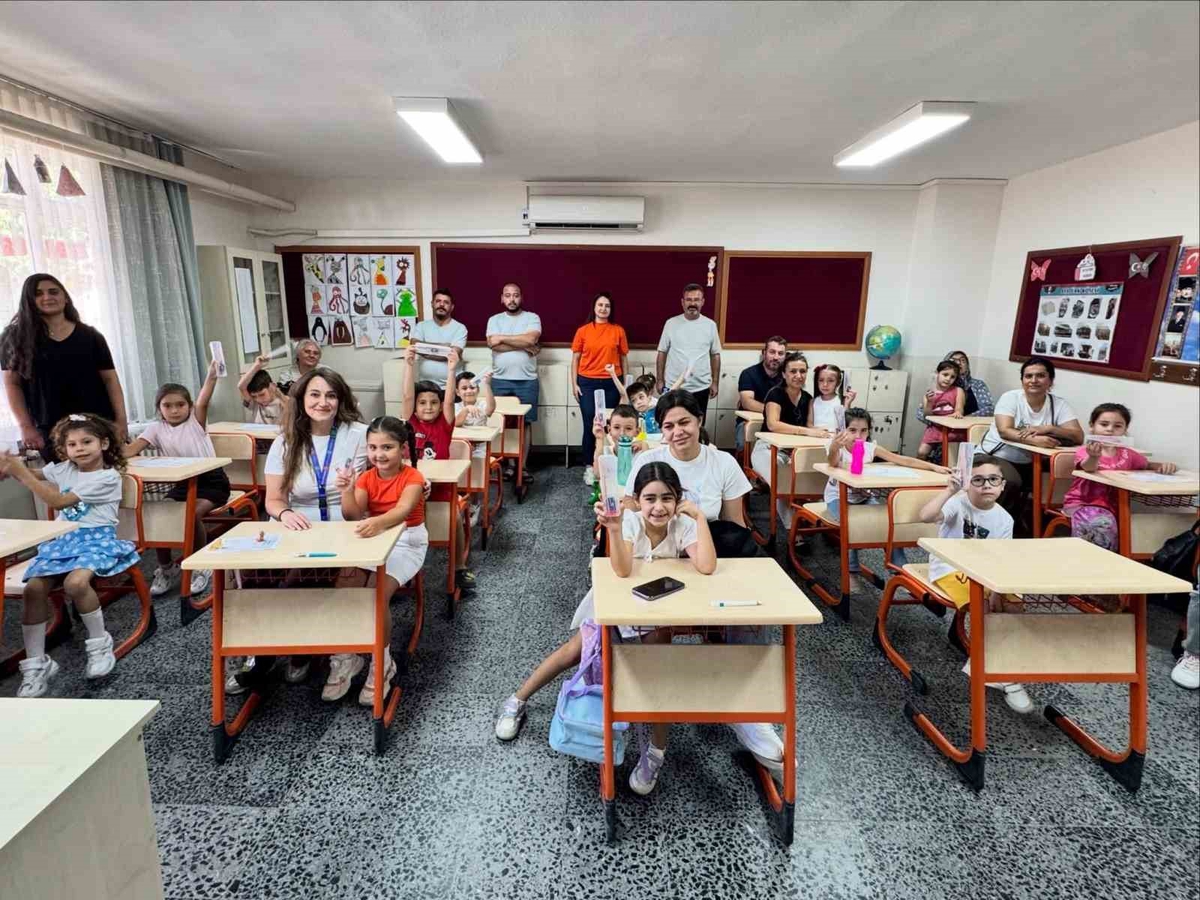 Çine’de öğrencilerin ilk gün heyecanına kalem seti desteği