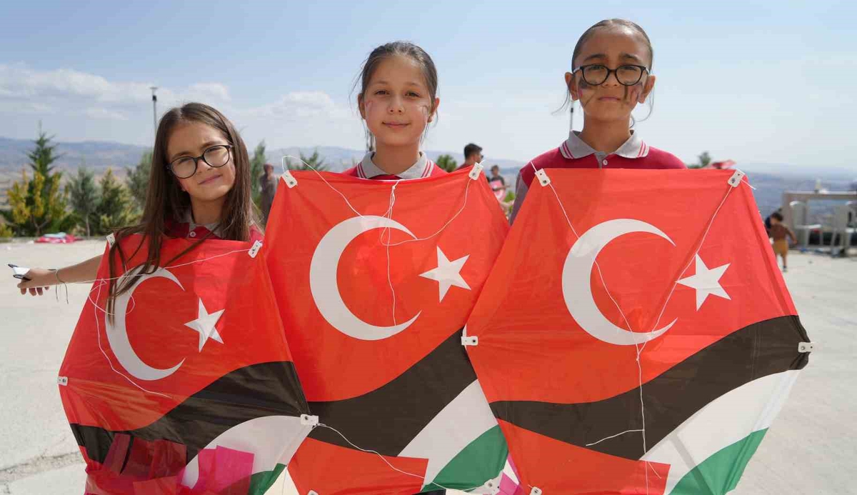 Çocukların ortak dileği ’savaşlar bitsin’ oldu: Uçurtmalar Filistinli yaşıtları için yükseldi