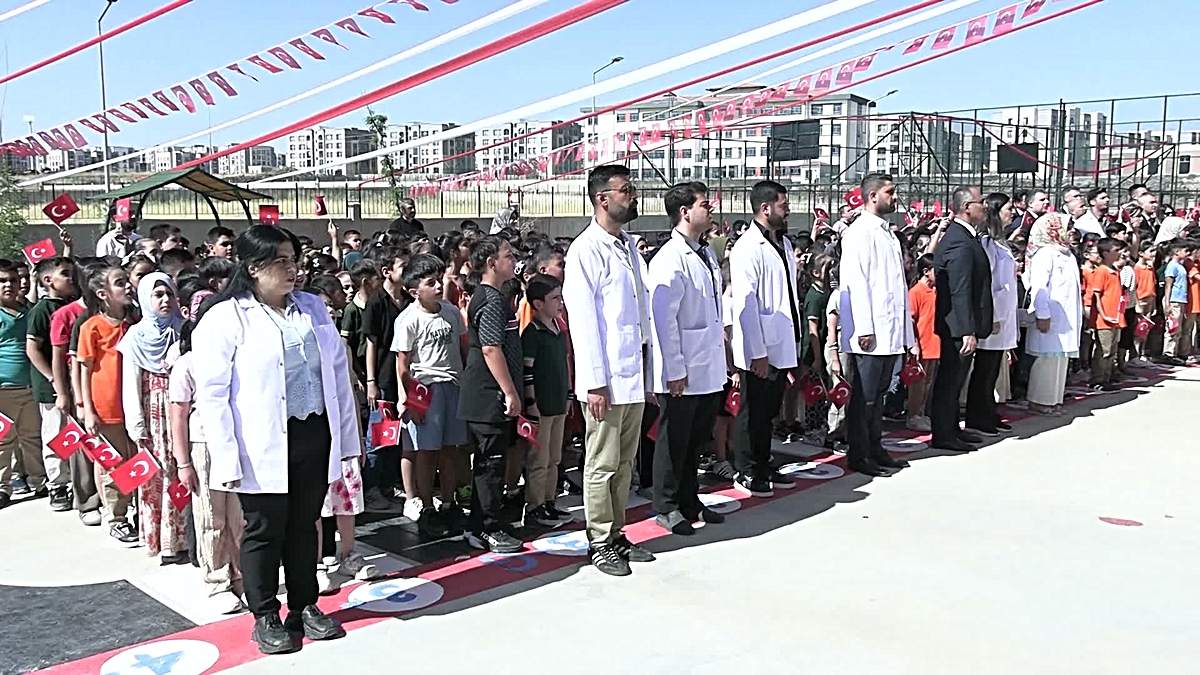 Diyarbakır'da İlköğretim Haftası kutlandı... Vali Yardımcısı Ayaz: 'Güçlü bir gelecek, iyi yetişmiş gençlerle mümkün olacaktır'