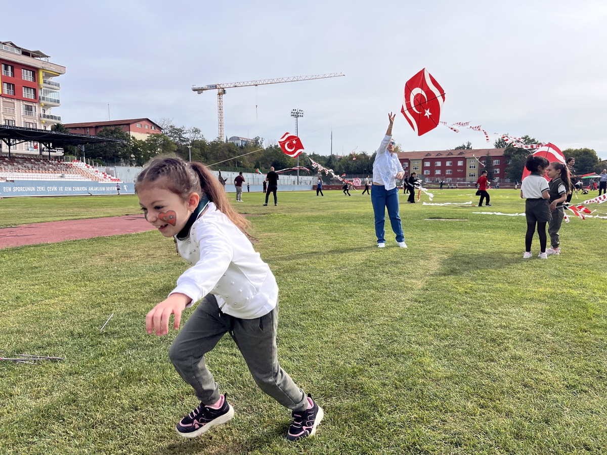 Edirne’de çocuklar, Gazze’de barış için uçurtma uçurdu