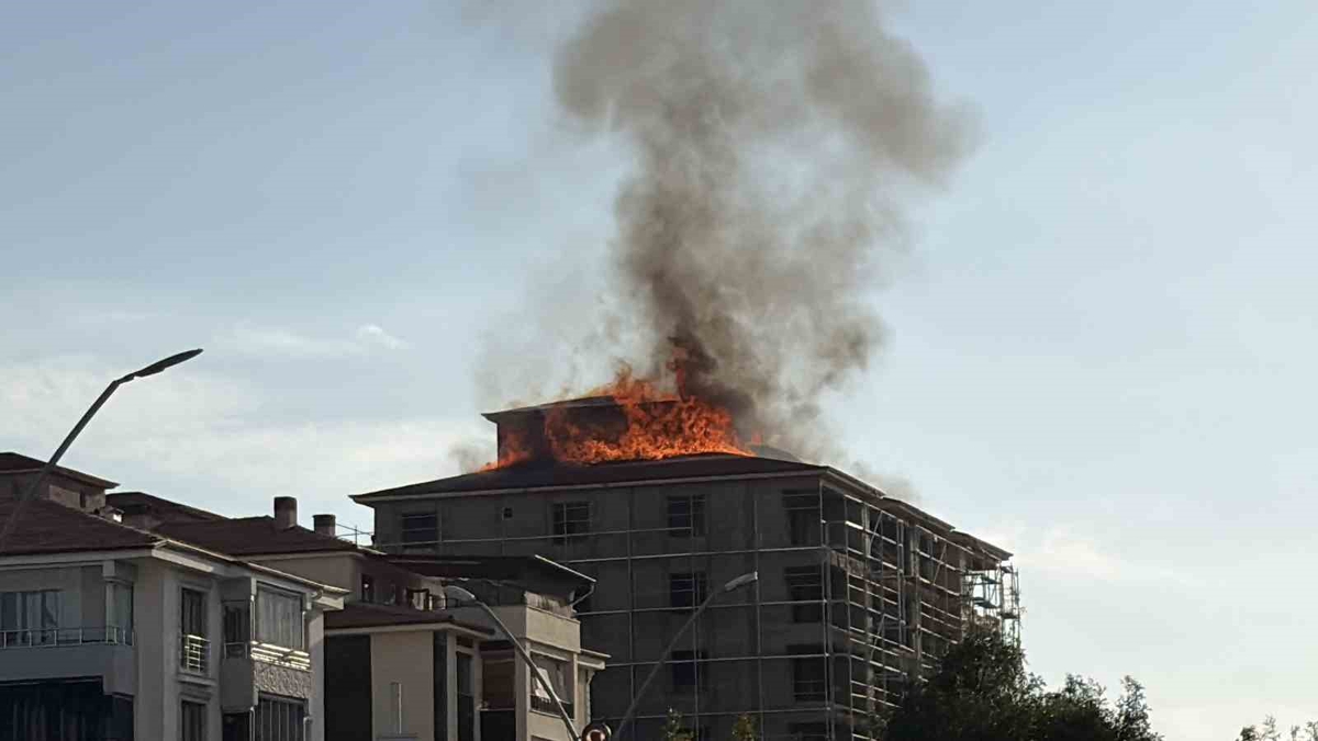 Elazığ’da çatı yangını paniğe neden oldu