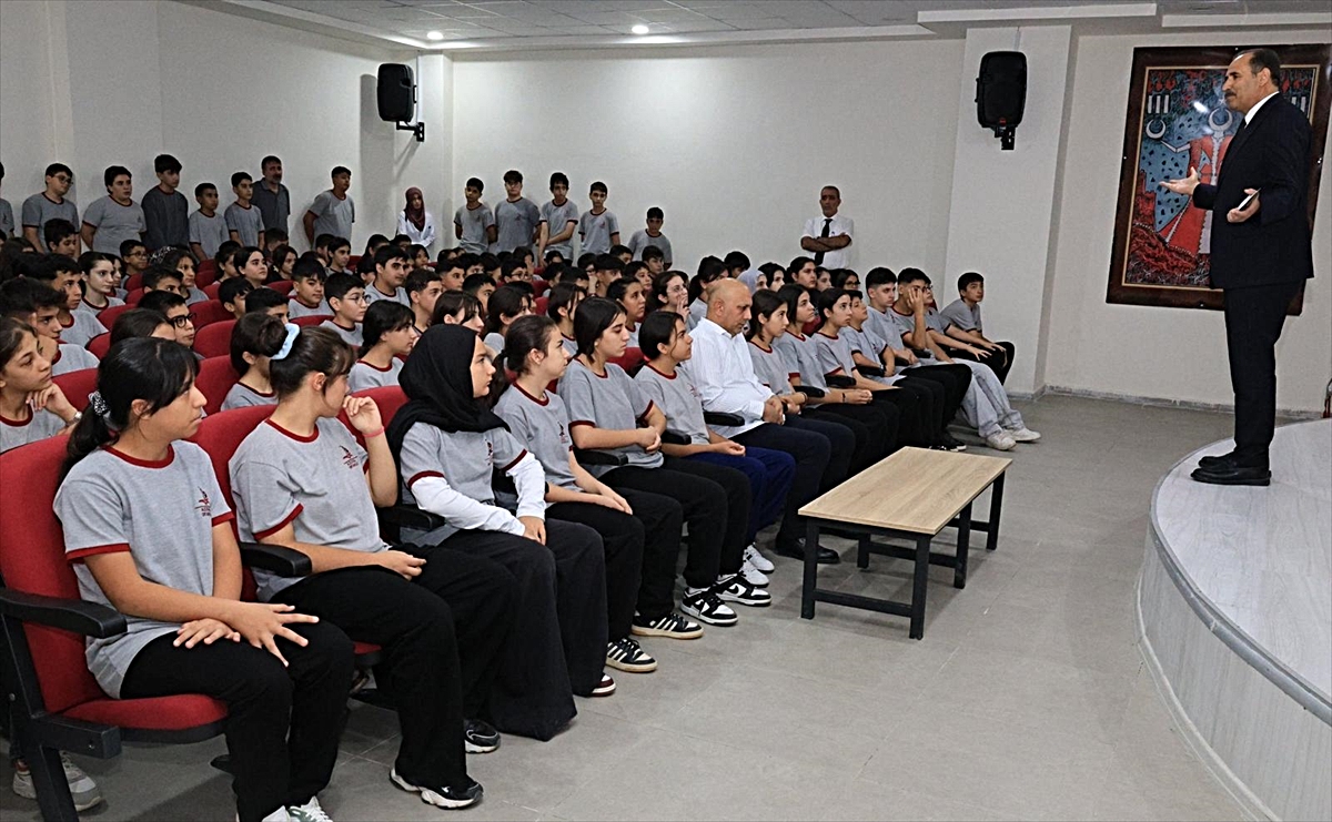 Elazığ'da İl Milli Eğitim Müdürü Aziz Gün, LGS'ye hazırlanan öğrencilerle buluştu