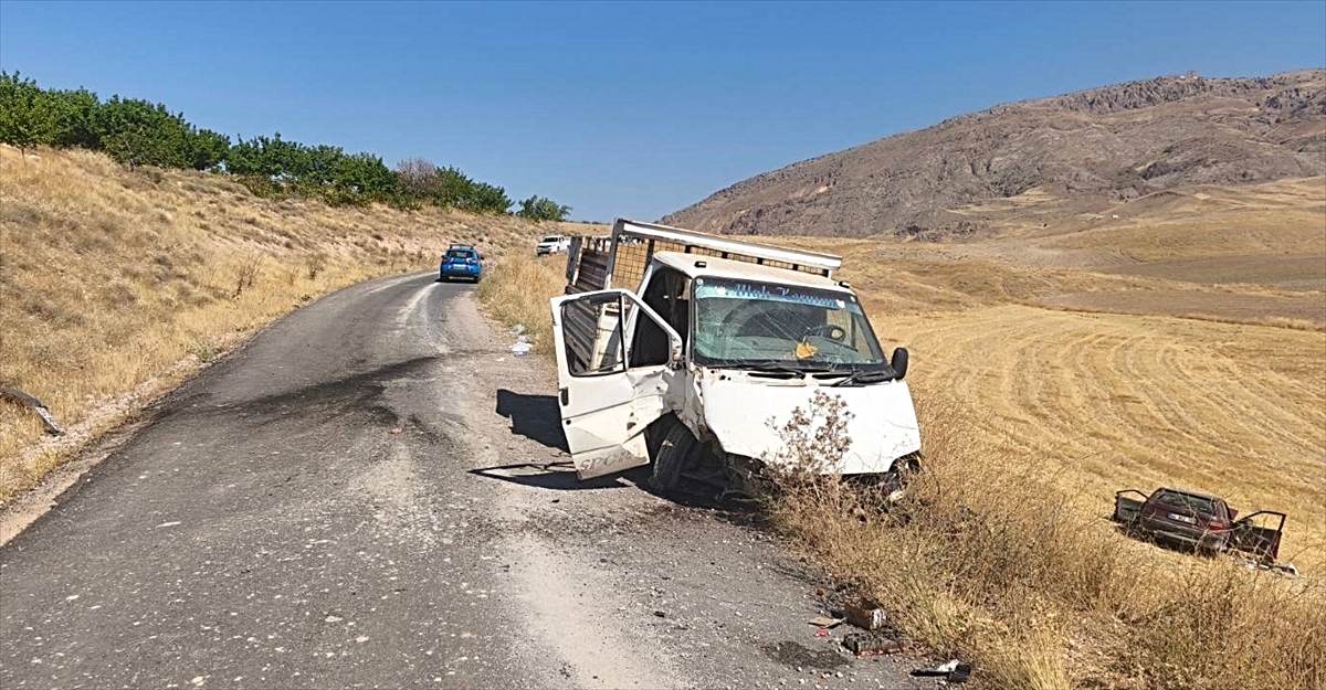 Elazığ'da kamyonet ile otomobilin çarpıştığı kazada 2 kişi öldü, 4 kişi yaralandı