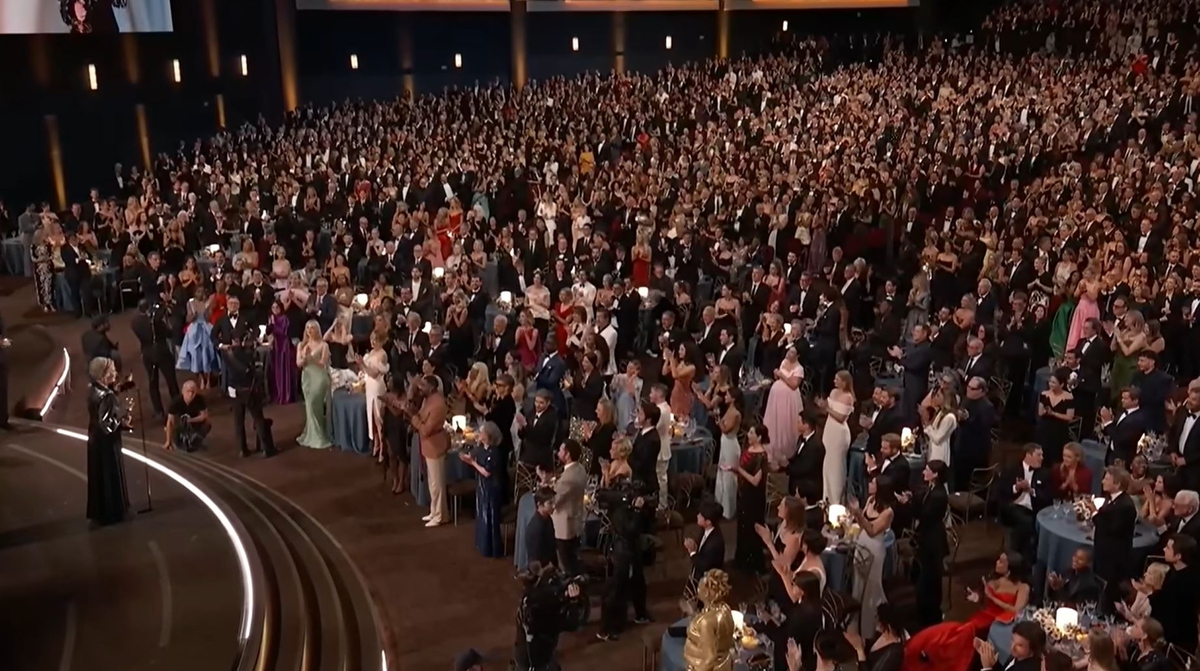 Emmy gecesine Matthew Rhys damgası: Bir gecede iki ödül aldı