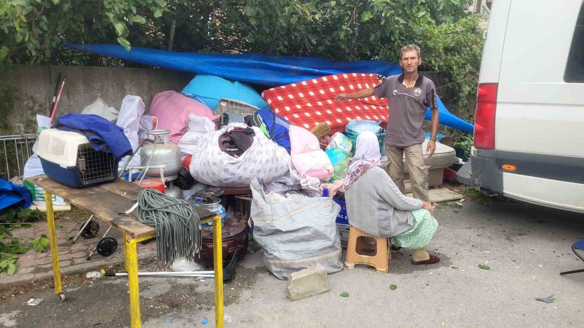 Ev sahibiyle anlaşamadıkları için eşyalarını otoparka taşıyan aile yeni eve yerleştirildi