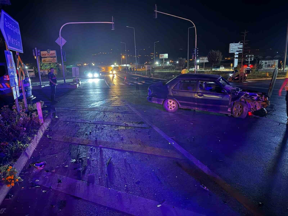 Gazipaşa’da alkollü sürücü kaza yaptı: 2 yaralı