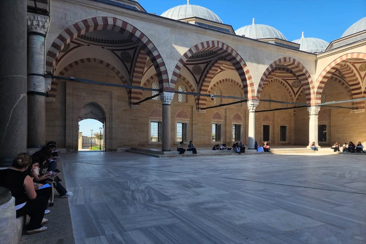 Geleceğin mimarları ilk derslerini Selimiye'nin gölgesinde işledi