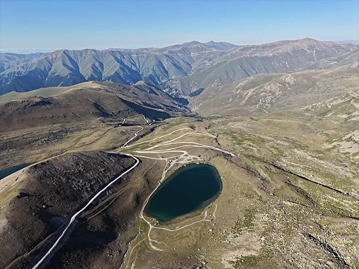 Haldizen Dağları'ndaki krater gölleri ilgi çekiyor