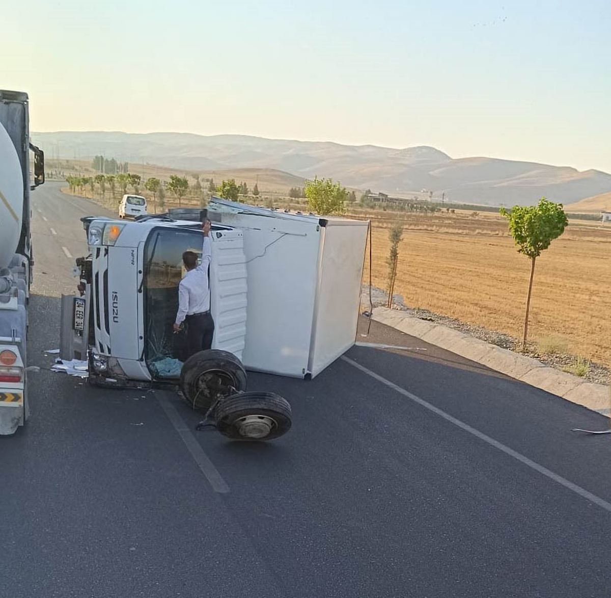 Hasankeyf’te kamyonet devrildi: 2 yaralı