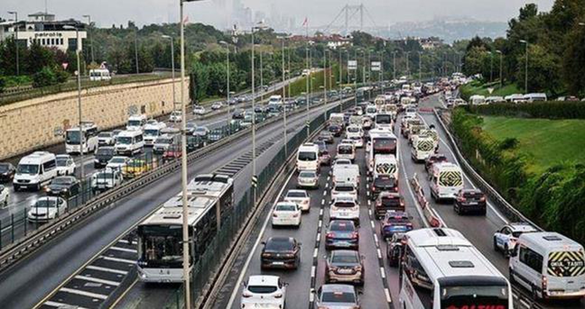 İstanbul'da trafik var mı? SON DAKİKA! 15 Eylül Salı hangi ilçelerde trafik var, hangi yollar kapalı?