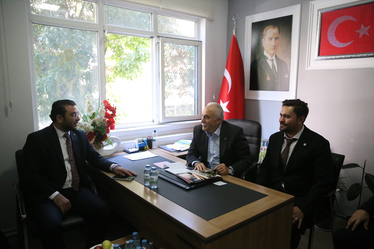 İYİ Parti Genel Başkan Yardımcısı Fakıbaba, Niğde'de partisinin il başkanlığını ziyaret etti