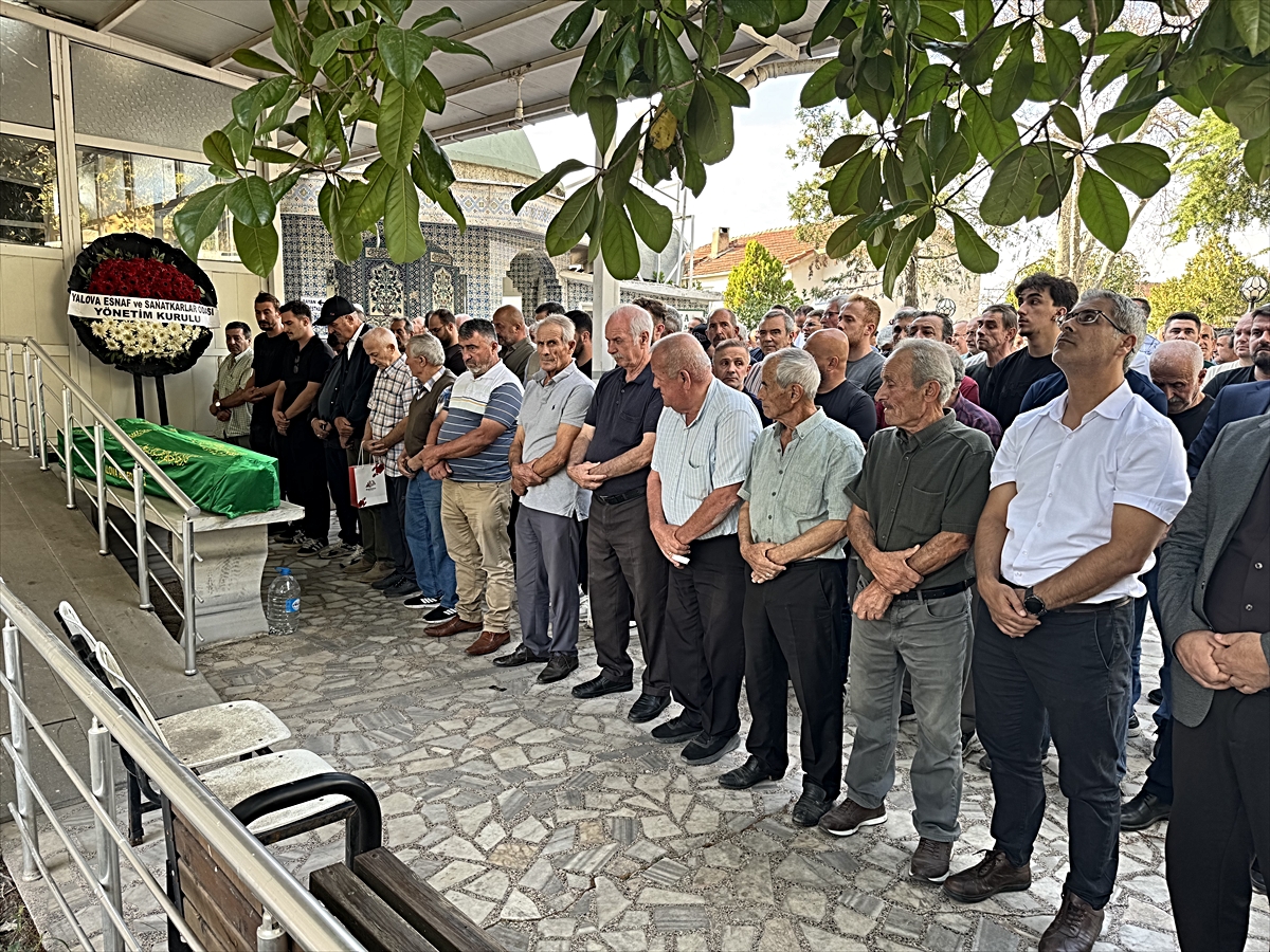 İznik Gölü'nde ölü bulunan öğretmenin cenazesi Yalova'da toprağa verildi