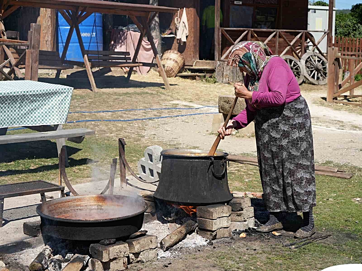 Kadınların kış mesaisi başladı: Elmalar kazanlarda pekmeze dönüşüyor