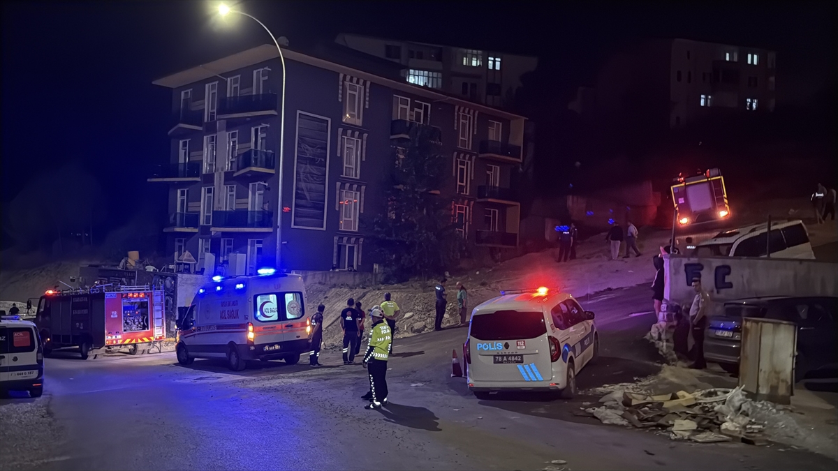 Karabük'te apartman dairesinde çıkan yangında 2 kişi dumandan etkilendi