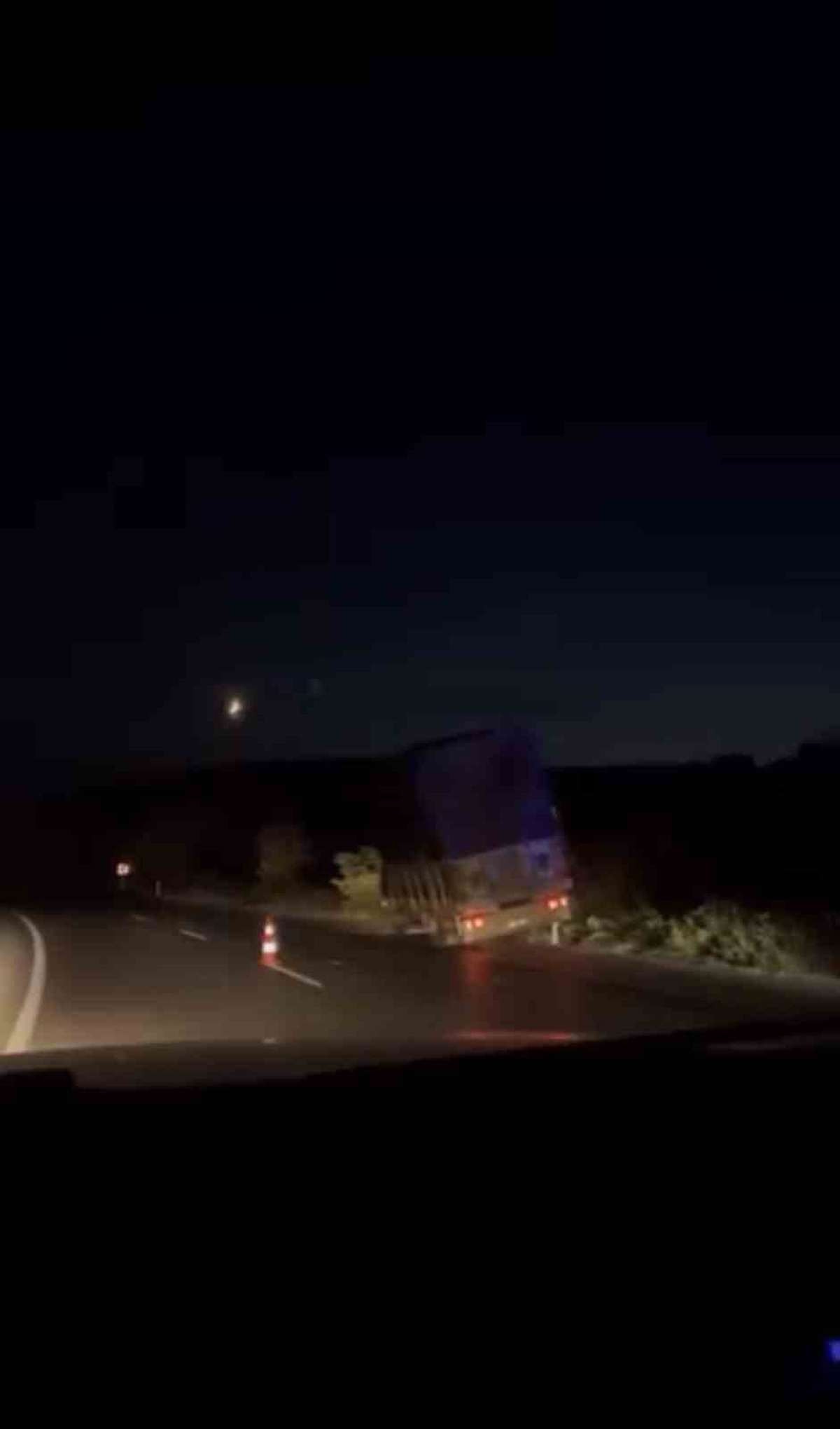 Karacabey’de kamyonet ağaçlara çarptı