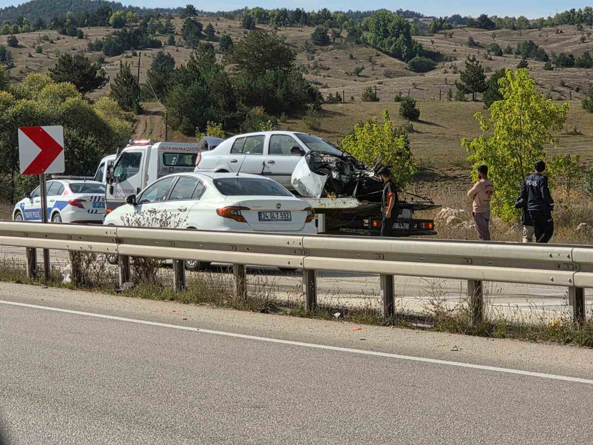 Kastamonu’da elektrik direğine çarpan otomobil hurdaya döndü: 2 yaralı