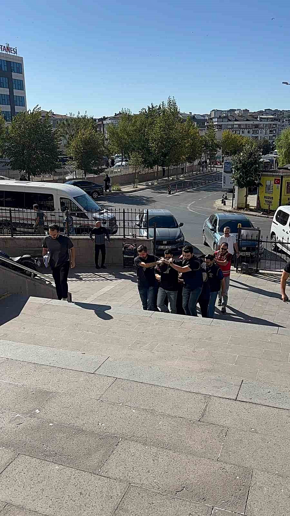 Kız kardeşine atılan mesaja sinirlenen ağabey, dehşet saçtı: 1 yaralı