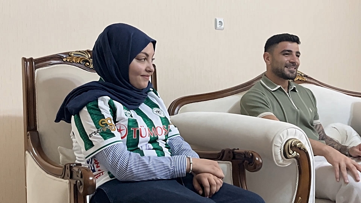 Konyasporlu futbolcular omurilik kanser tedavisi gören Konyaspor taraftarı Sude Ay'ı ziyaret etti