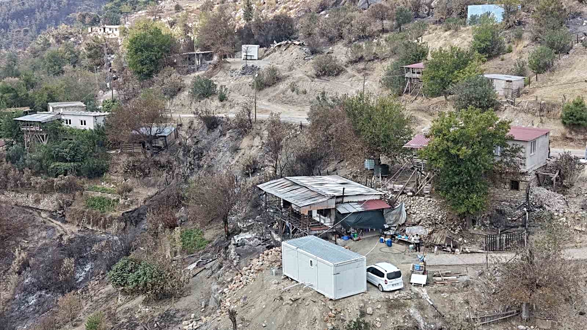 Kozan’daki orman yangınında evleri yanan ailelere konteyner desteği
