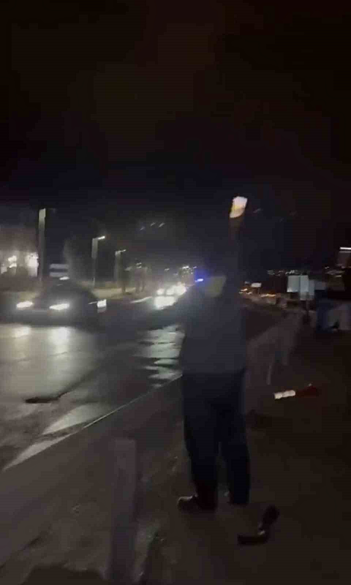 Motosiklet bariyerlere çarptı, gençler cep telefonu ışığıyla trafiği durdurdu