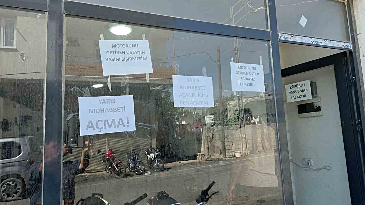 Motosiklet tamir ustası, tamirhanede yarış muhabbetini ve küfrü cama astığı yazıyla yasakladı