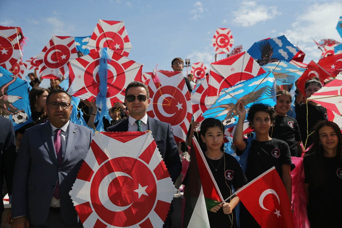 Muğla'da Gazzeli çocuklar için uçurtmalar gökyüzüne bırakıldı