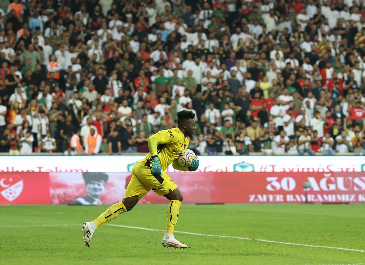 Onana hem kurtarıyor hem oyun kuruyor