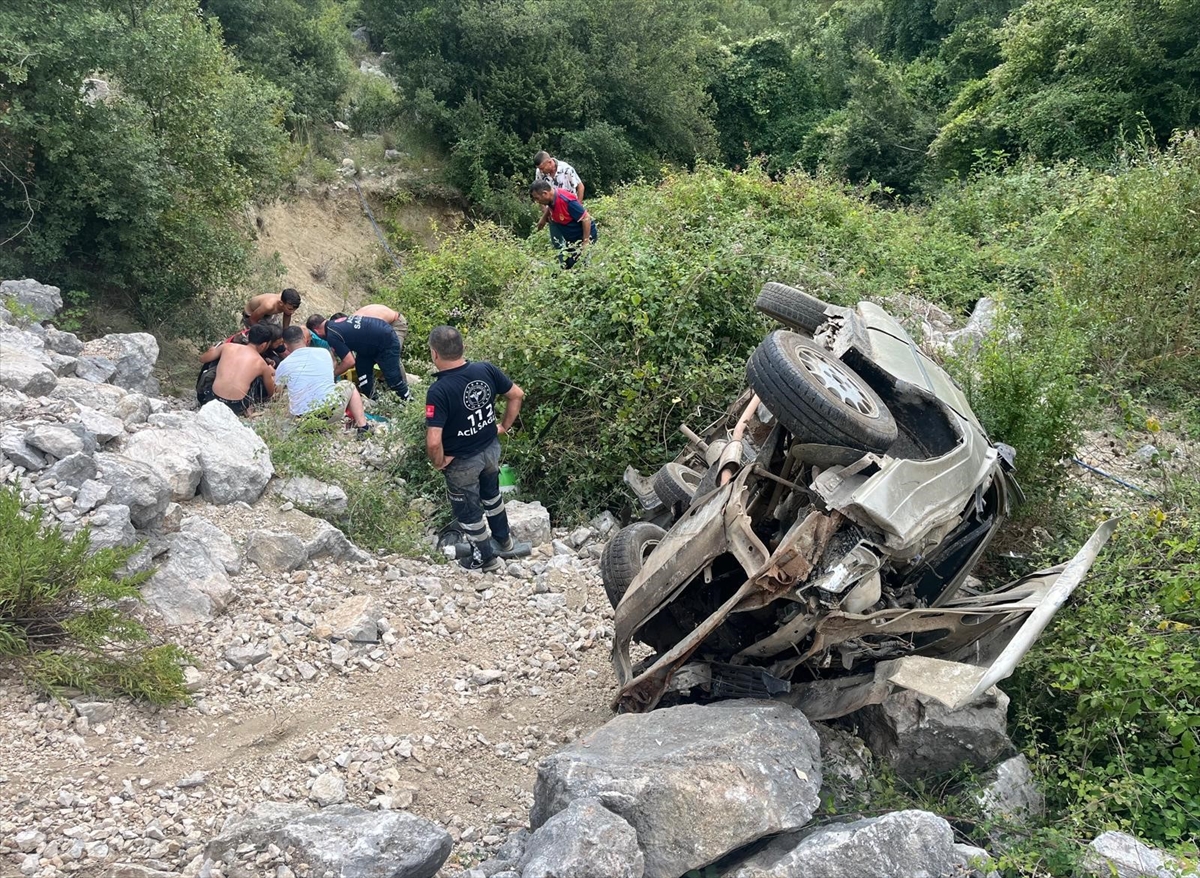 Osmaniye'de şarampole devrilen otomobilin sürücüsü yaralandı