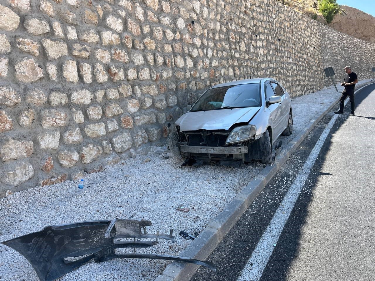 Otomobil istinat duvarına çarptı: 1 yaralı