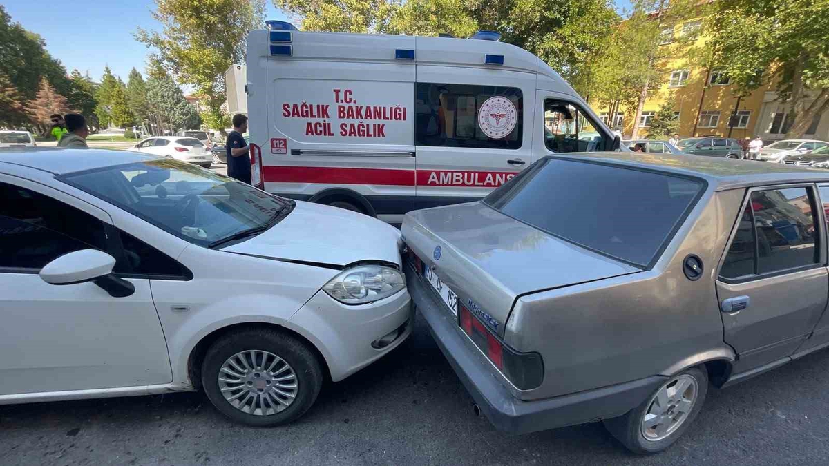 Otomobil park halindeki araçlara çarptı: 3 yaralı
