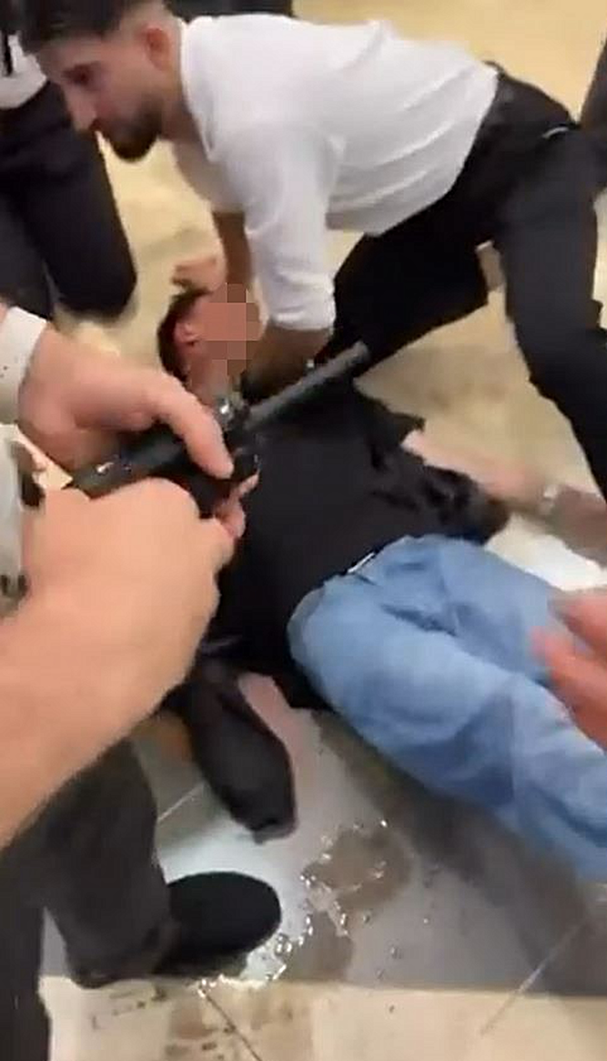 Özcan Deniz konserinde çıkan olayda bir kişi bıçaklandı