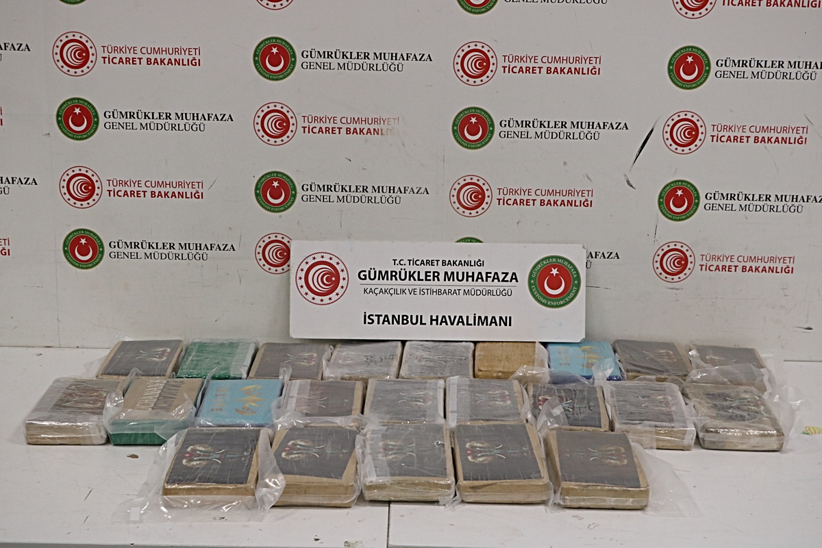 Pilot kıyafetiyle İstanbul Havalimanı’na gelen uyuşturucu kuryesi her yerde aranıyor