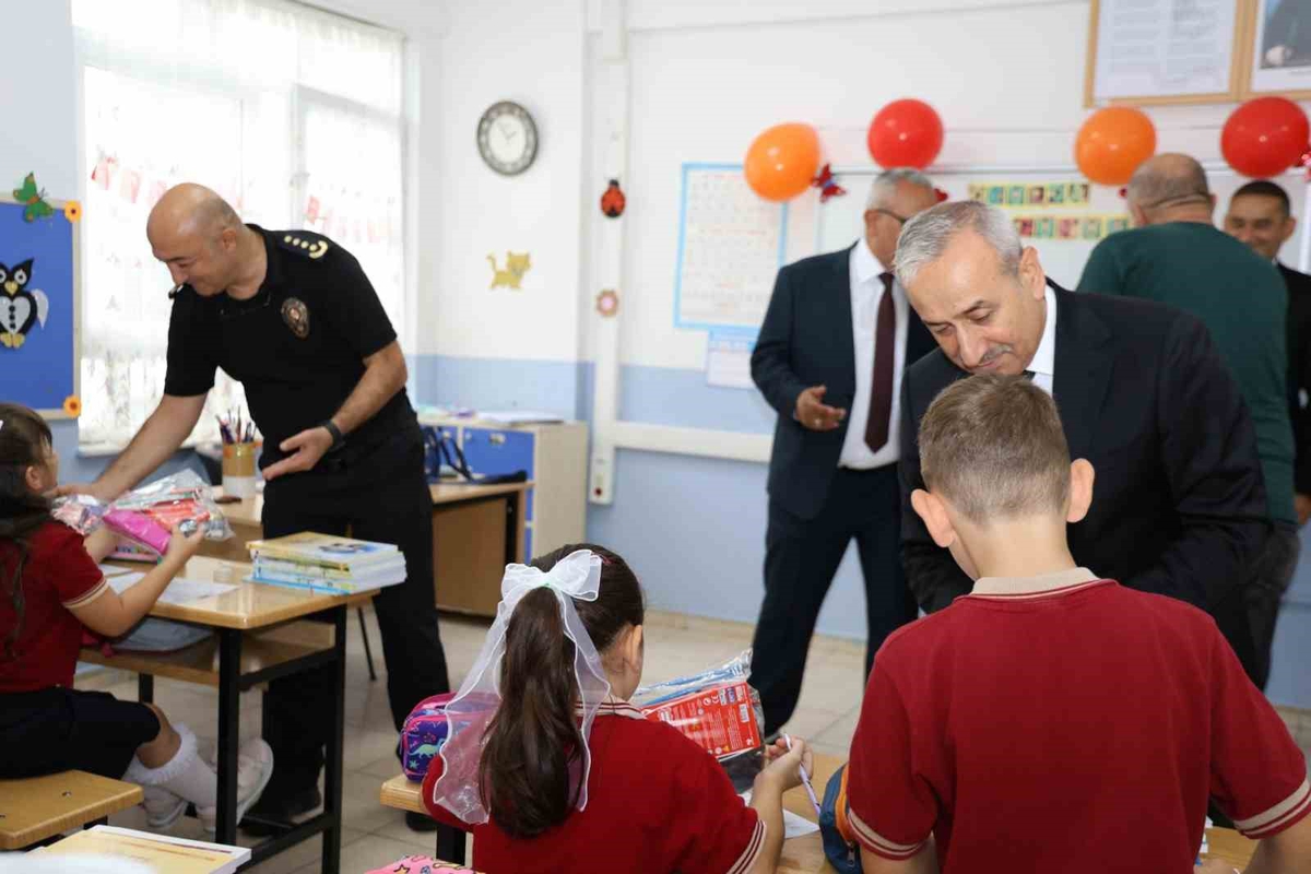 Polis Emeklileri Derneğinden öğrencilere okula başlangıç seti desteği