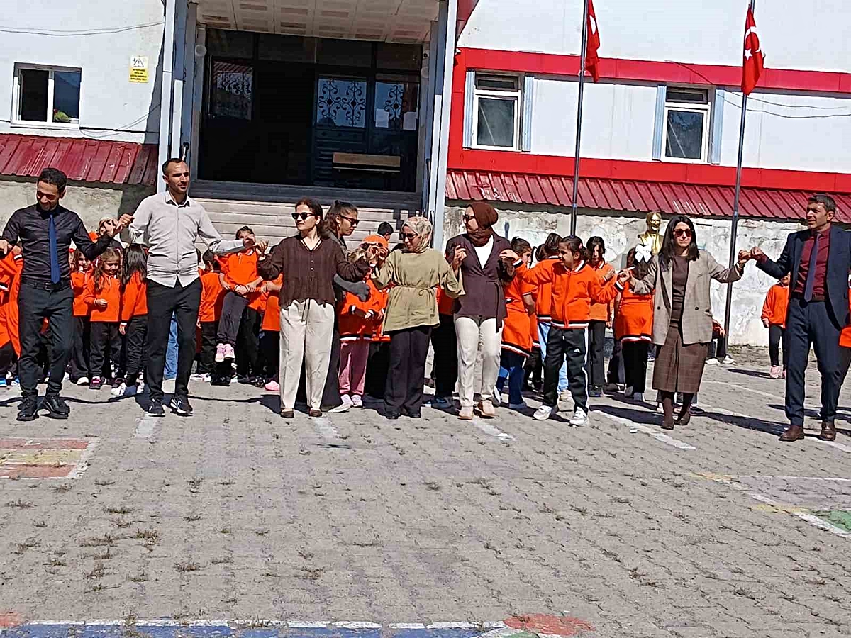 Posof’ta ilköğretim haftası davul zurnayla başladı: 49 köyün öğrencisi merkeze taşınıyor