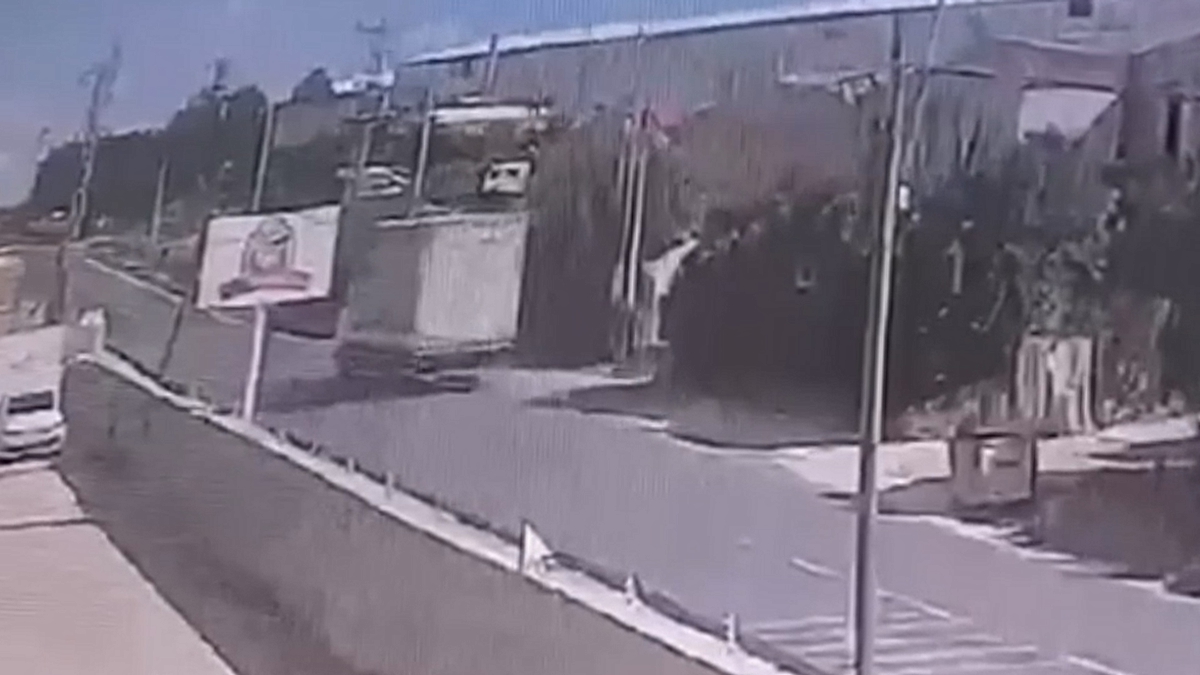 Silivri'de sürücüsünün hakimiyetini kaybettiği otomobil takla attı; kaza kamerada