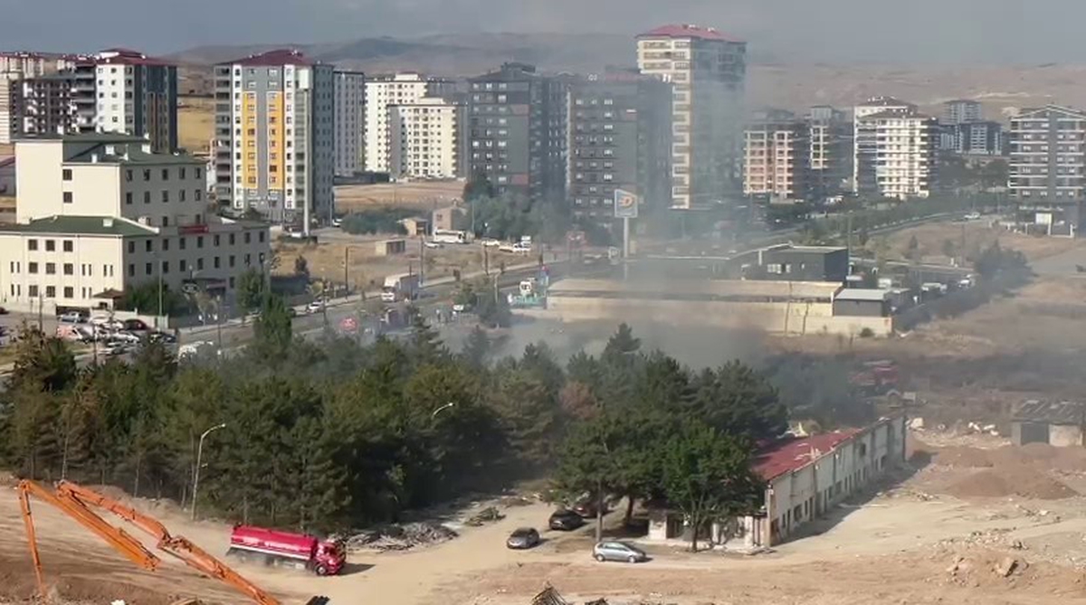 Sivas’ta akaryakıt istasyonu yanında çıkan yangın paniğe neden oldu
