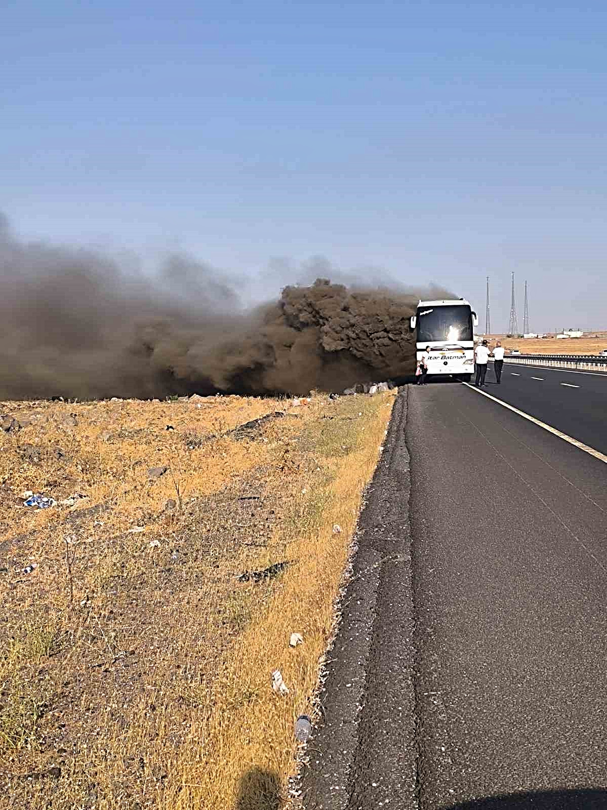 Siverek’te yolcu otobüsü alevlere teslim oldu: Faciadan dönüldü