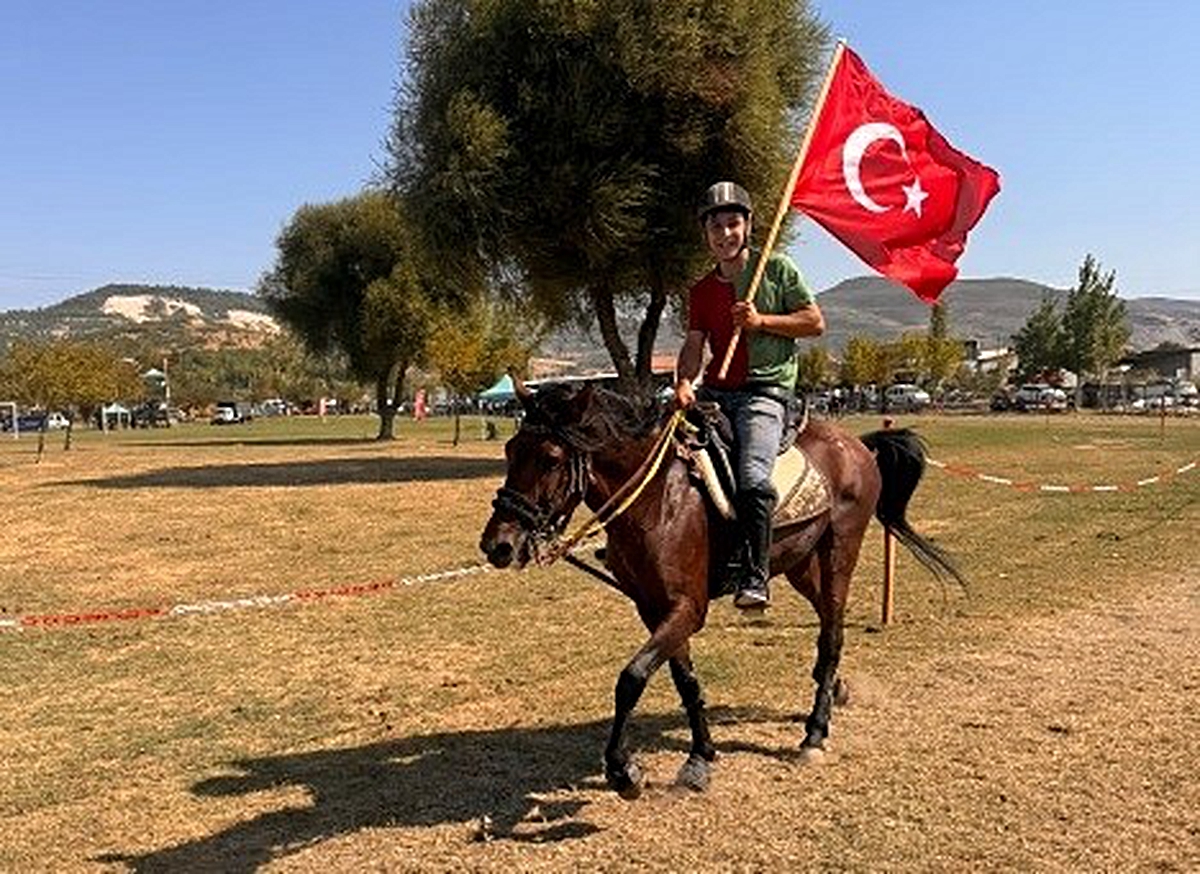 Tavşanlı’yı temsil eden 'Kuyumcu' isimli at Rahvan At Yarışlarında şampiyon oldu