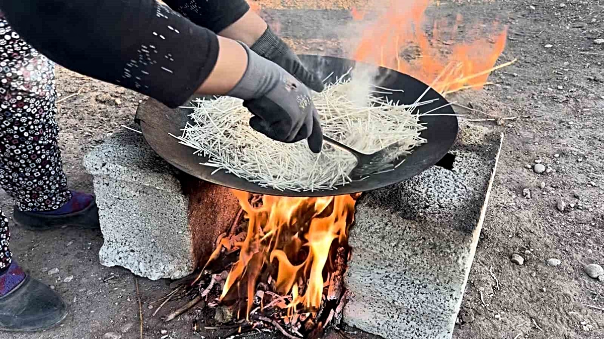 Tel tel ipe dizilen erişteler kış sofraları için hazırlanıyor