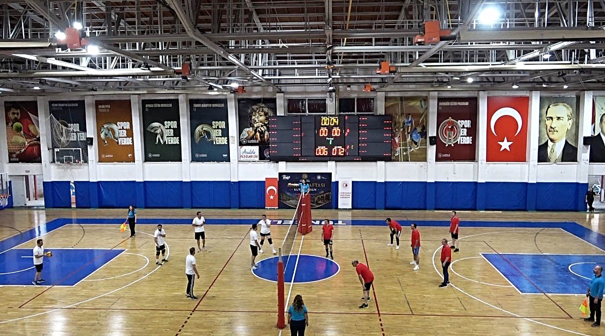 Tunceli’de Ahilik Haftası’nda protokol ve esnaflar voleybol sahasında buluştu
