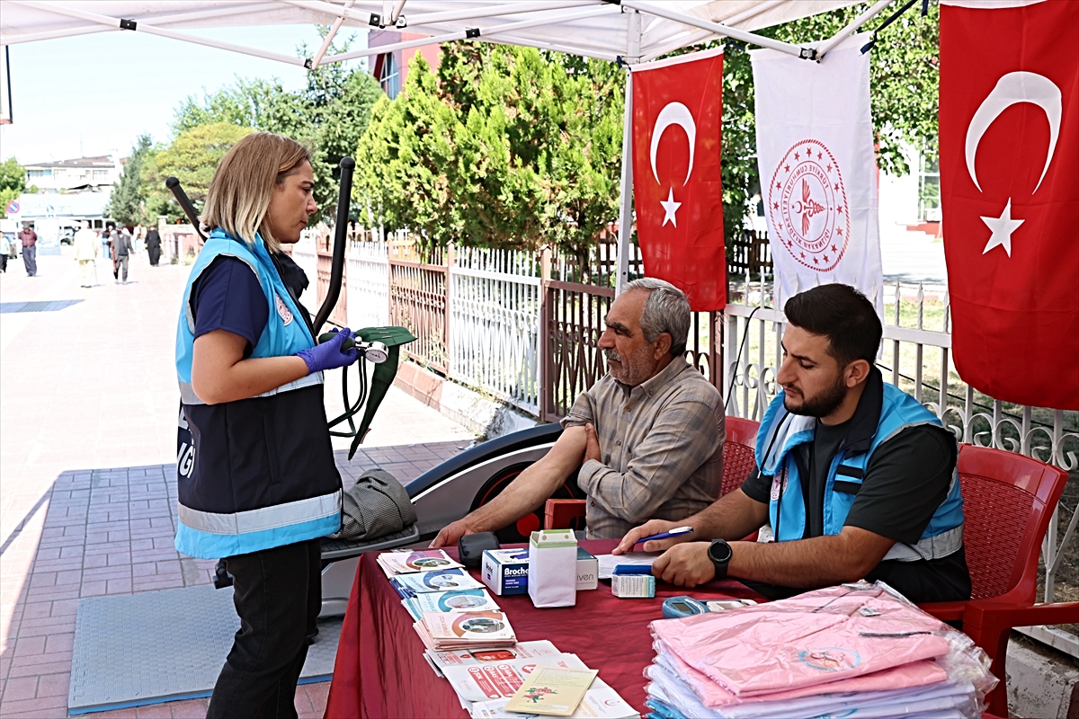 Van'da caddede kurulan stantta vatandaşlara sağlık hizmeti veriliyor