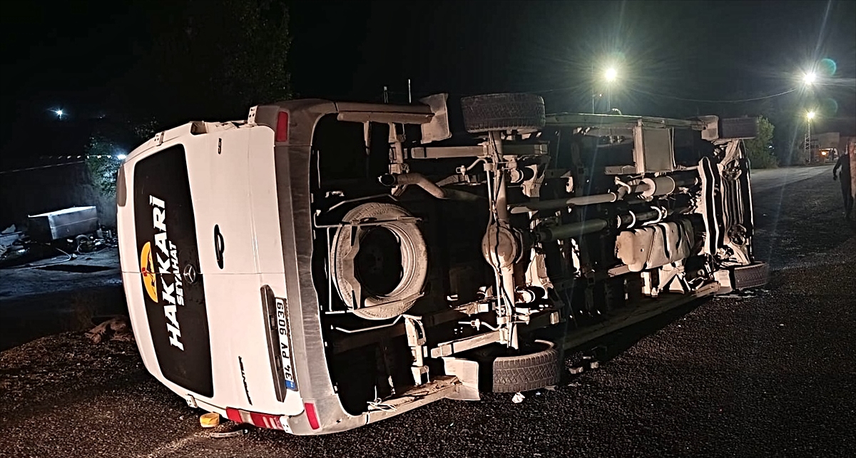 Van'da minibüsle kamyonun çarpıştığı kazada 13 kişi yaralandı