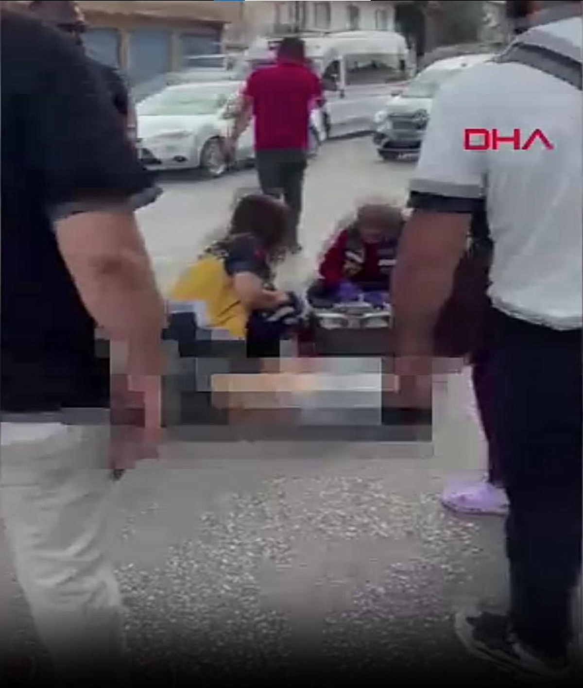 Yaya üst geçidinden caddeye düştü, minibüs çarpınca hayatını kaybetti