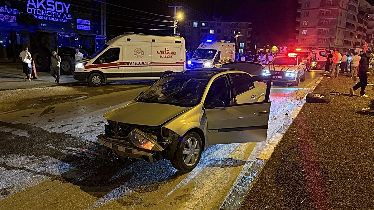 Yozgat'ta otomobil ile kamyonet çarpıştı, 5 kişi yaralandı