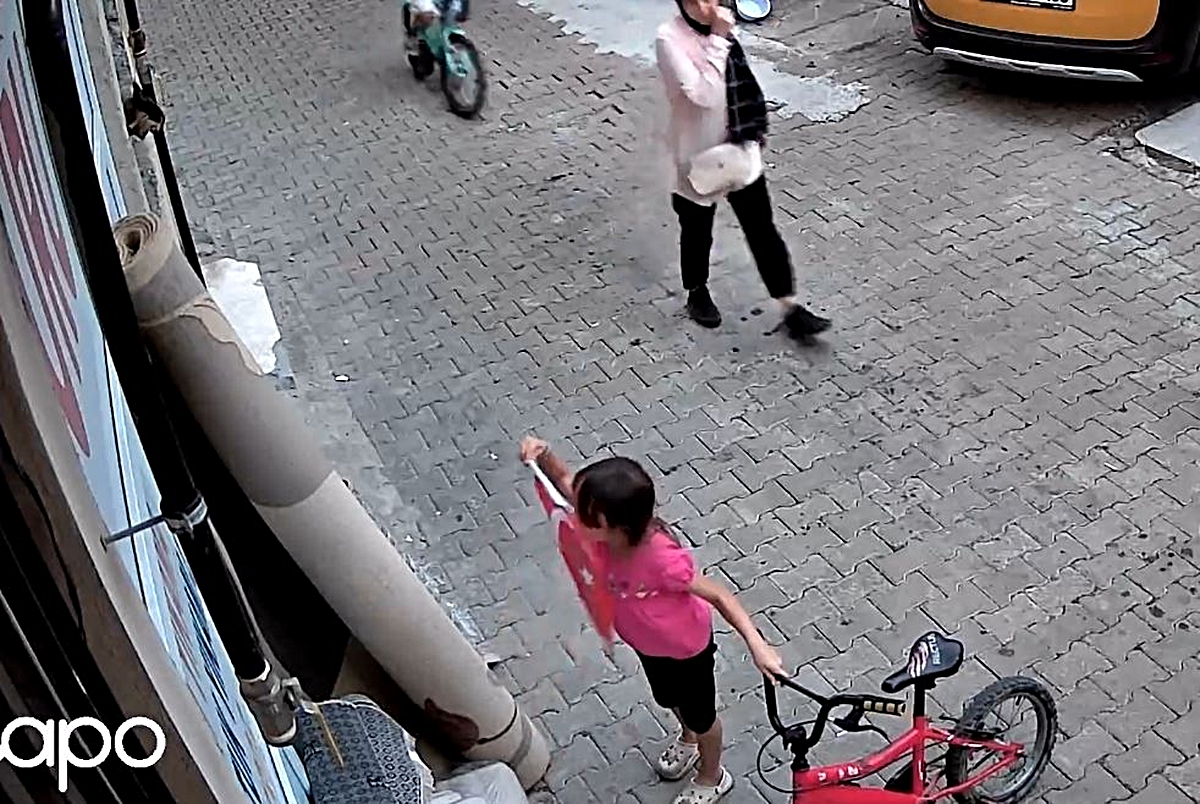 7 yaşındaki Nehir'in bayrak sevgisi kamerada
