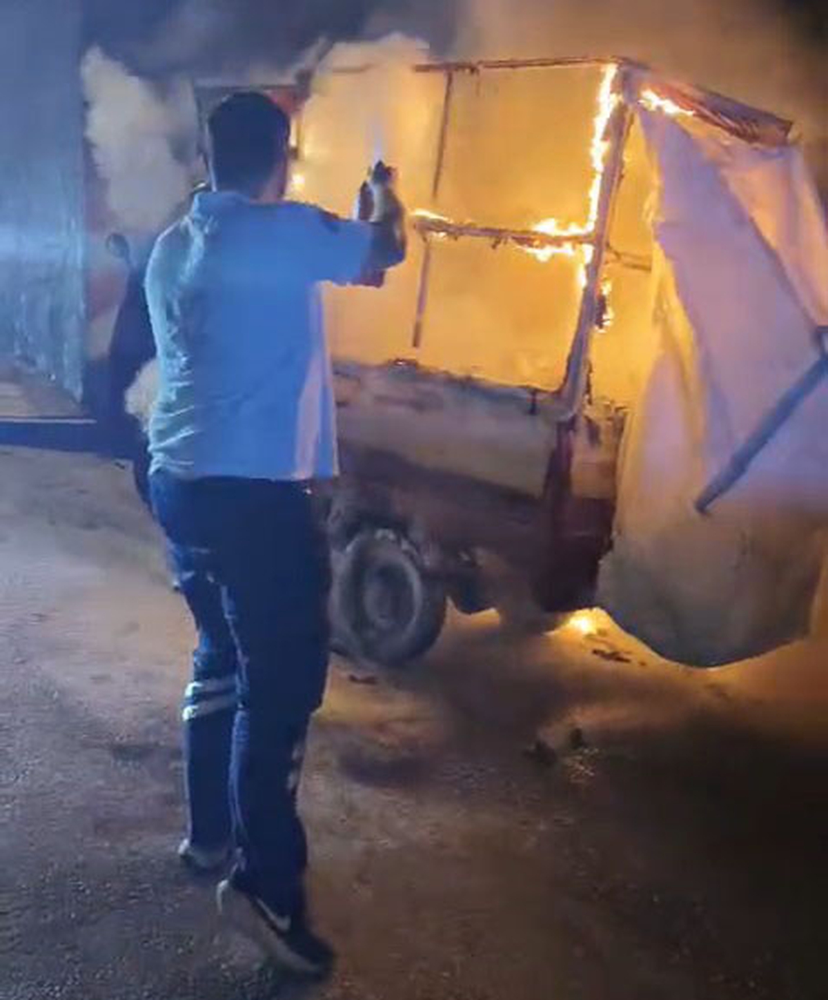 Ambulans şoförünün, 3 tekerli motosikletteki yangına müdahale ettiği anlar kamerada
